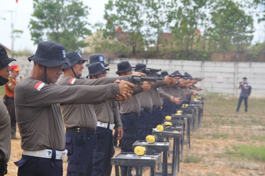 4 Petugas Lapas Kelas IIB Pasir Pengaraian Ikuti Latihan Menembak