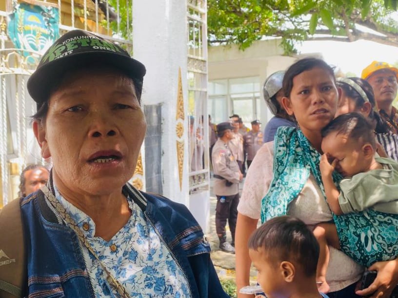 Air Mata dan Doa di Kantor Bupati, Ibu-Ibu Buruh PT SKA Minta Suami Kembali Bekerja