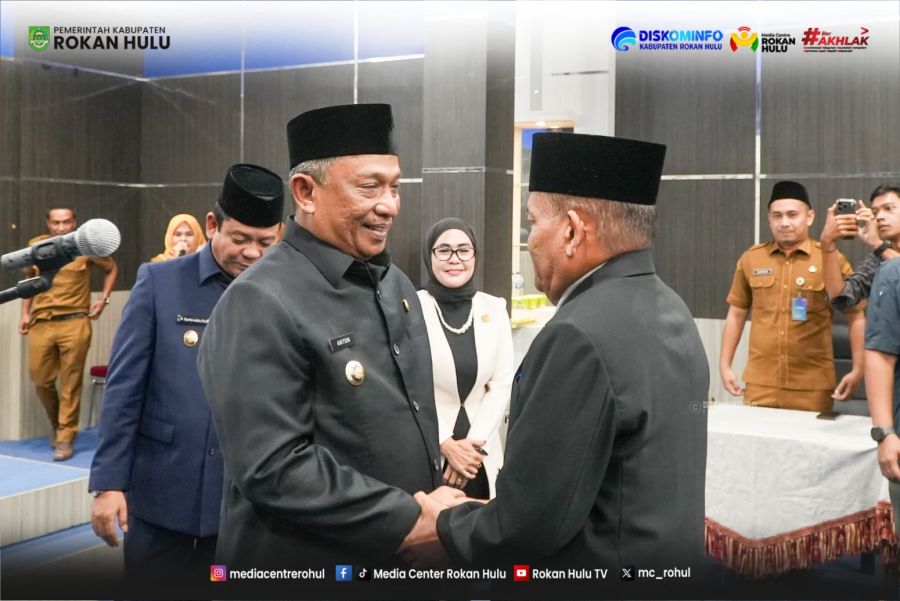 Bupati Anton Resmi Lantik Drs. H. Yusmar, M. Si Sebagai Pj Sekda Rokan Hulu