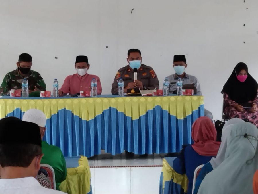 Gelar Rapat Sosialisasi PTMT,  Kapolsek Tambusai Ajak Semua Guru Ikuti Prokes