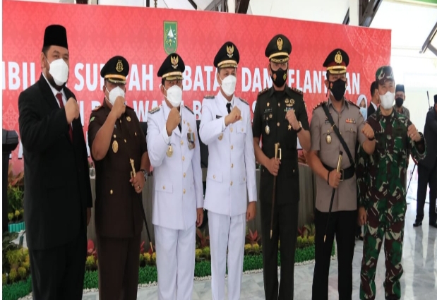 H.Sukiman-H.Indra Gunawan Resmi Bupati Rohul Usai Dilantik Gubri