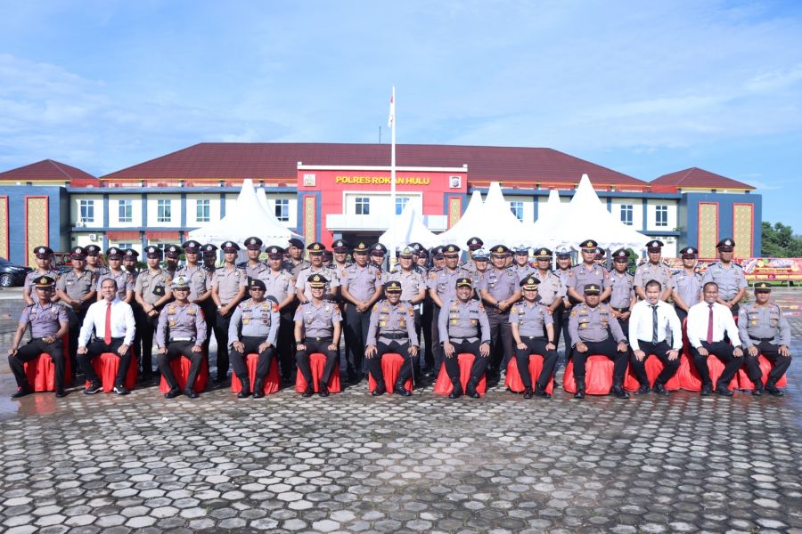 Kapolres Rohul Pimpin Upacara Kenaikan Pangkat 44 Personil Polres