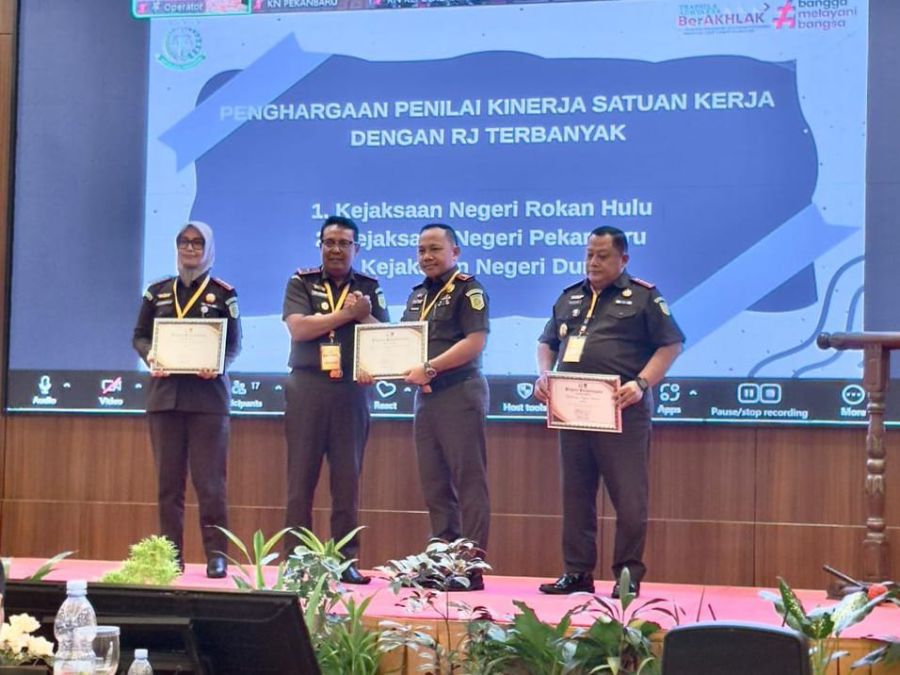 Kejari Rokan Hulu Sabet Empat Penghargaan Bergengsi pada Penilaian Kinerja Kejaksaan Riau 2025