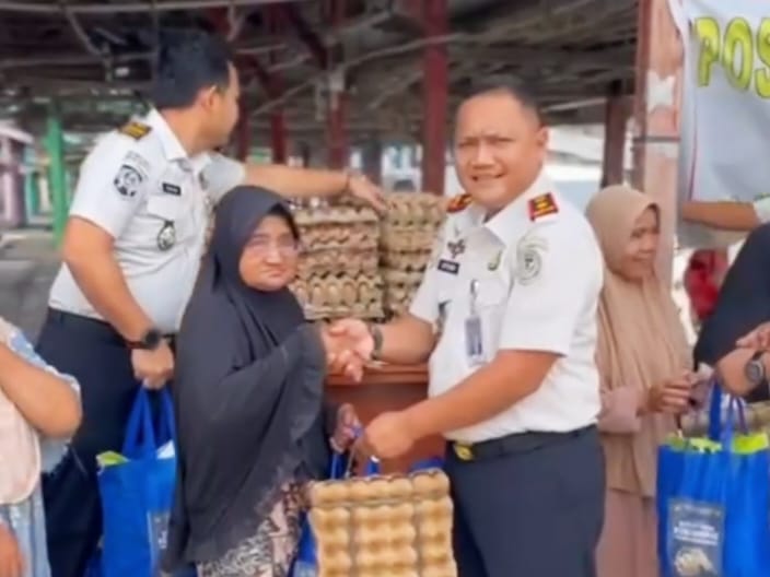 Lapas Pasir Pangarayan Salurkan Bantuan untuk Korban Kebakaran Pasar Pekan Tebih