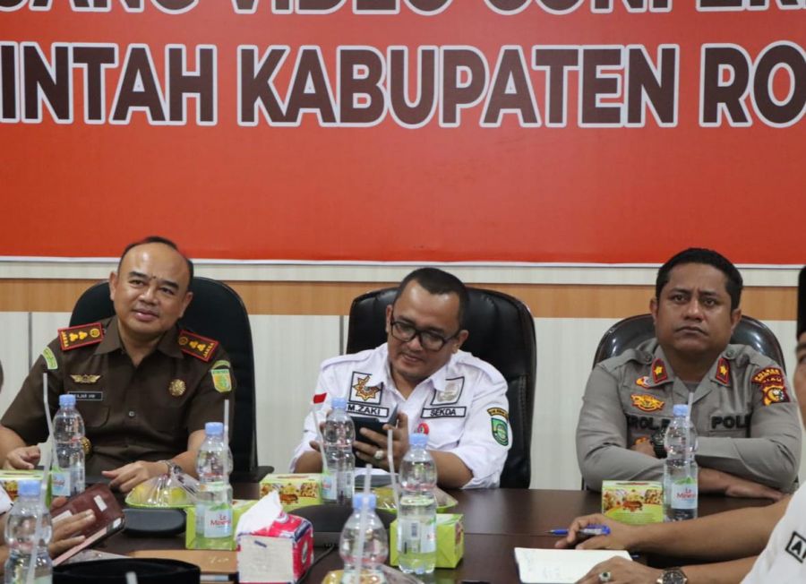 Melalui Vidcon, Wakapolres Rohul Dampingi Sekda Ikut Dalam Rakor Satgas Karhutla Dengan Pemprov Riau