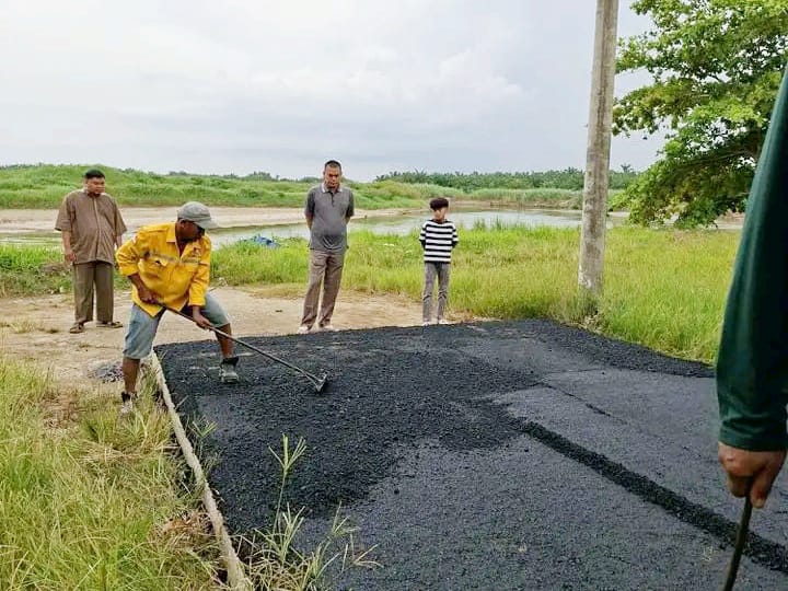 Meski Berpuasa, Kades Sontang Tinjau Langsung Pengaspalan Dusun Dua