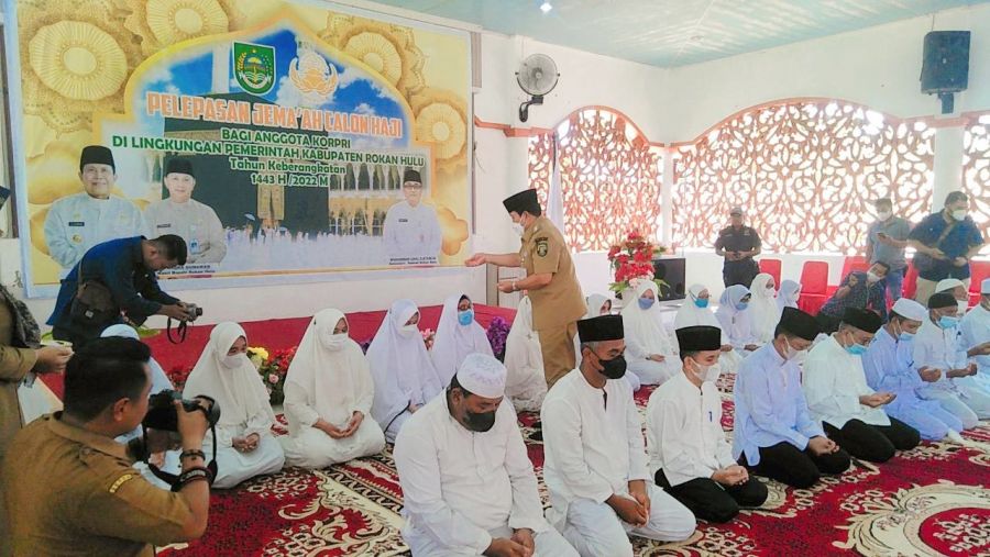 Pelepasan 26 Jemaah Haji Di Tandai Dengan Prosesi Tepung Tawar Oleh Bupati Rohul
