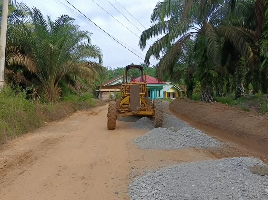 Pemkab Rokan Hulu Perbaiki 142 Km Jalan Desa, Tingkatkan Akses dan Dorong Ekonomi Masyarakat