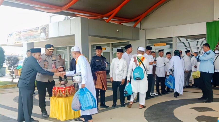 Penuh Haru dan Syukur, 190 Jamaah Haji Rokan Hulu Disambut Hangat Pj. Sekda H. Yusmar