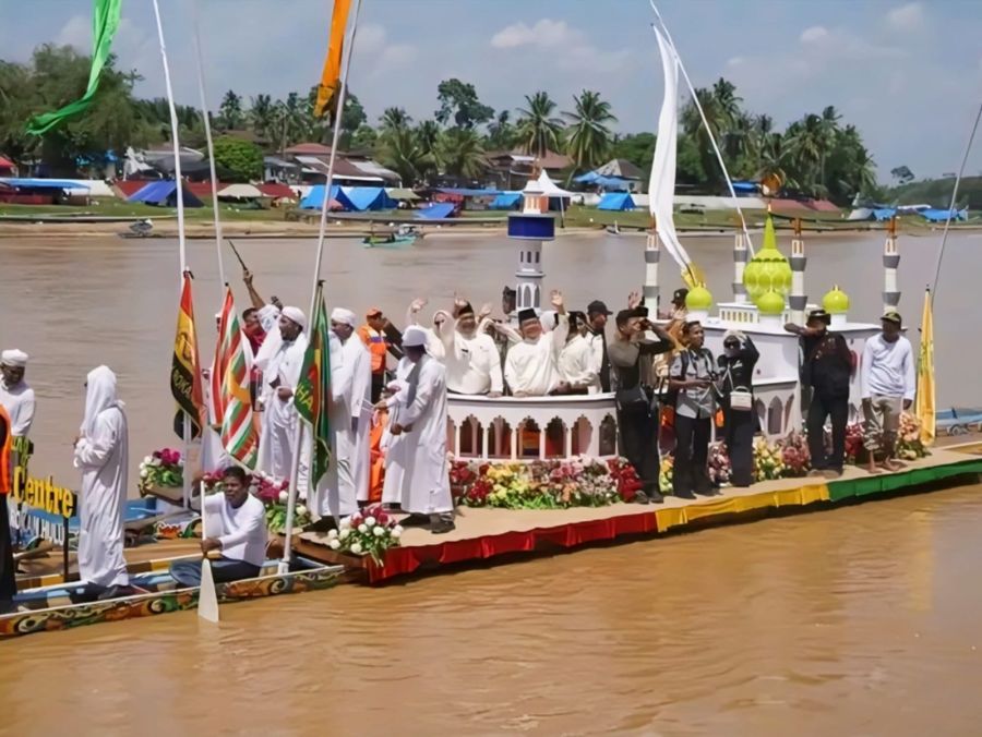 Perahu Hias Rokan Hulu di Pawai Sungai MTQ Riau ke-44, Masjid Agung Islamic Center Tuai Decak Kagum