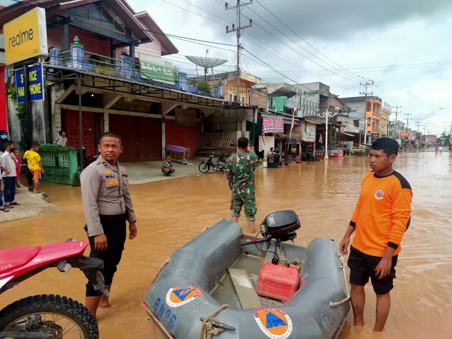 Pergantian Tahun Baru  Aliran Sungai Batang Lubuh Meluap Yang Mengakibatkan Banjir