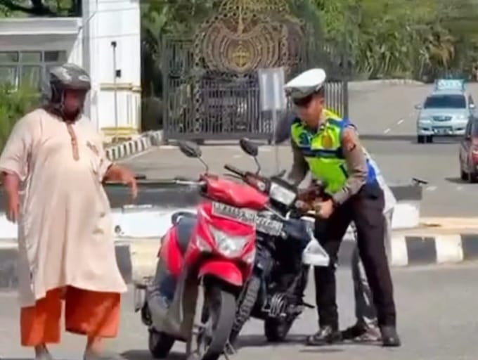 Polisi Humanis di Tengah Terik, Personel Satlantas Rohul Sigap Tolong Pengendara Terjatuh
