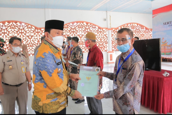 Program PTSL BPN, Bupati Rohul Serahkan 300 Persil Sertifikat