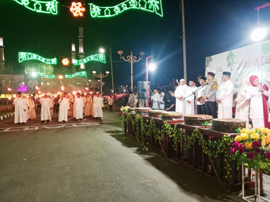 Ribuan Warga Rokan Hulu Semarakkan Malam Takbiran Lewat Pawai Obor Penuh Kebersamaan