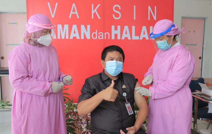 Sekda Rohul Melakukan Penyuntikan Vaksinasi Covid-19 Untuk Kedua Kalinya