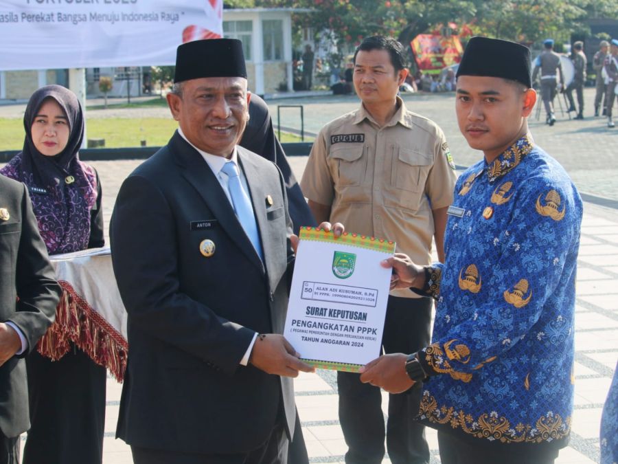 Semangat Pancasila, Bupati Rohul Serahkan SK PPPK Tahap II Tahun 2024