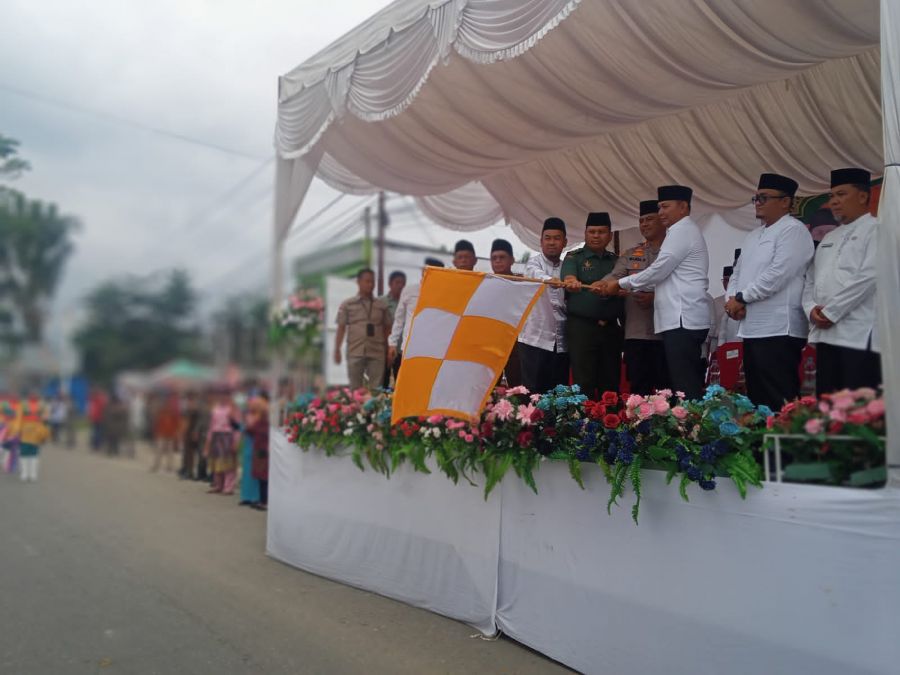 Suasana Meriah: Pawai Ta'aruf MTQ Ke-24 Rohul Di Lepas Wabup H. Indra Gunawan 