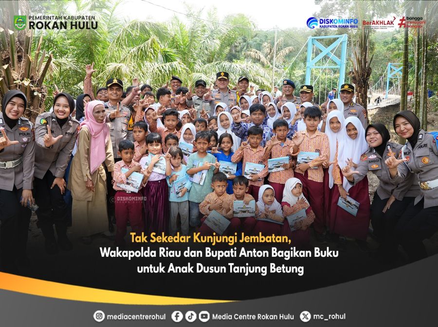 Tinjau Jembatan, Wakapolda Riau dan Bupati Bagikan Buku untuk Anak Dusun Tanjung Betung