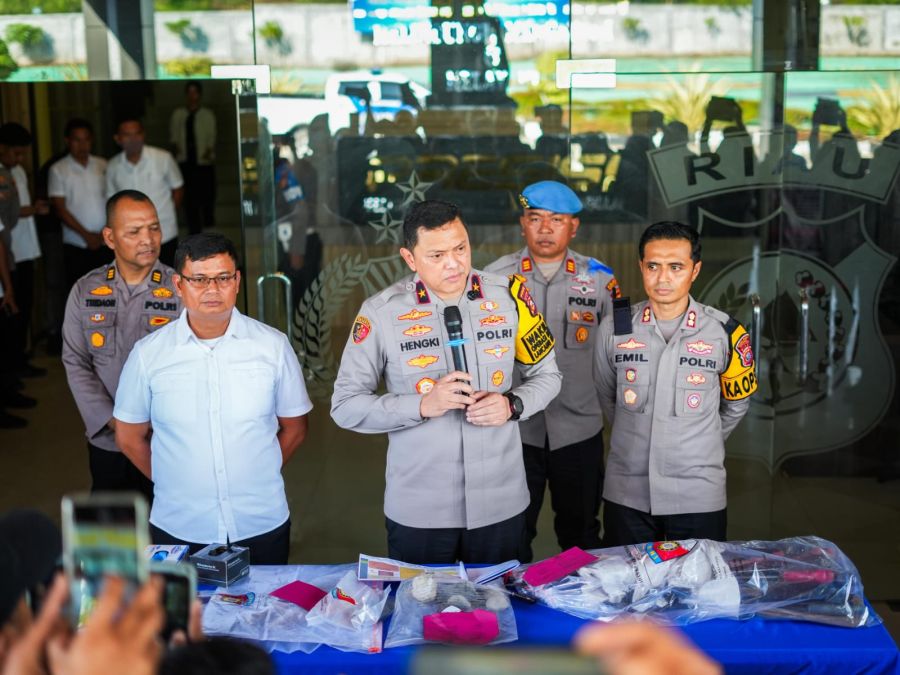 Wakapolda Riau Pimpin Press Release Bentrokan Pam Swakarsa di Rohul, Satu Tewas dan Lima Luka-luka