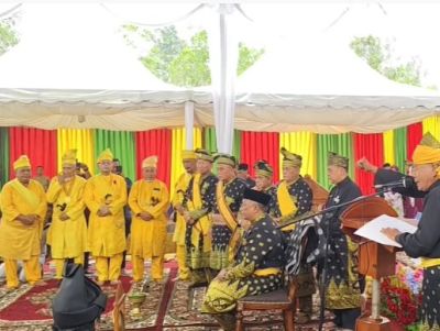 anton-dan-syafaruddin-poti-resmi-sandang-gelar-kehormatan-adat