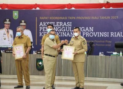 Wabup Rohul Terima Piagam Penghargaan Peringkat Tiga Kinerja Terbaik Se-Provinsi Riau