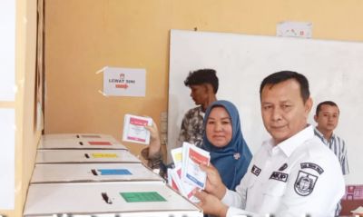 Wakil Bupati Rohul Beserta Istri Salurkan Hak Pilih Di TPS 045 Desa Suka Damai